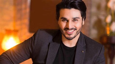 Daredevil Dance-Off: ดาราpakistan Ahsan Khan Swipes Right on Bollywood's Groove!